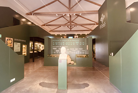 Vue intérieure du Musée Paul Ricard, cloisons vertes et objets exposés. Photo partenaire, petit format à afficher sans agrandissement.