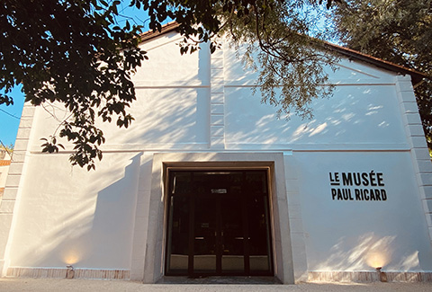 Façade blanche et entrée du Musée Paul Ricard sous les arbres. Photo partenaire, petit format à afficher sans agrandissement.